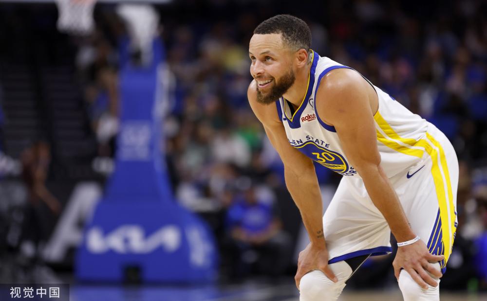 在篮球鞋的 在篮球鞋的